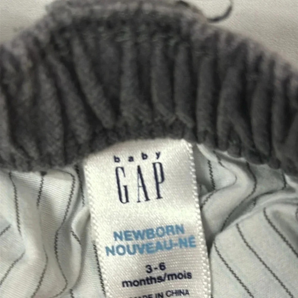 GAP - 2 piece baby outfit/set - pants and shirt. Size 3-6 months - Picture 4 of 5